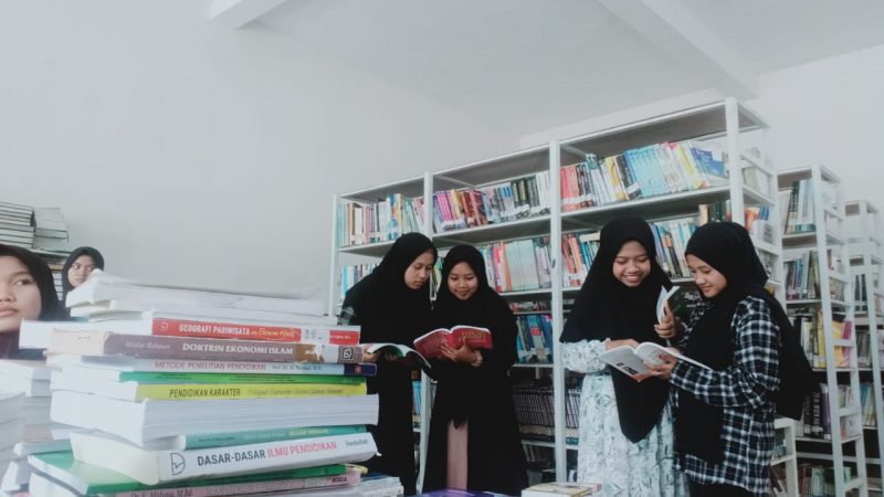 Suasana Perpustakaan IAI Al-Qodiri