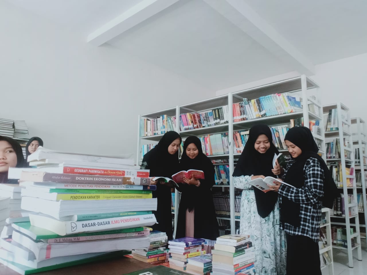 Suasana Perpustakaan IAI Al-Qodiri